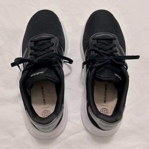 Black Adidas tennis shoes size 6.5